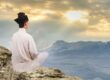 Daoist monk in meditation at dawn, practicing qigong for spiritual growth and health benefits, embodying Taoism principles and Bigu, Chinese energy fasting. Monaco Daoista in meditazione all'alba, praticando qigong per crescita spirituale e benefici per la salute, incarnando i principi del Taoismo e del Bigu, il digiuno energetico cinese